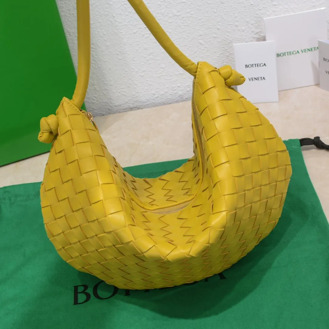 Batch 1260 BV has released a new product. TURN # Recommended new popular style is still the classic woven logo that we can recognize at a glance. It is really a unique style that is familiar and unfamiliar! Made of sheepskin woven with beautiful gold beads on the shoulder straps for free adjustment. When in use, you can switch between the shoulder and handle bag at will. It has a concave and convex shape anytime and anywhere. It is a practical king with a unique personality. With the right color combination, it can be sweet or salty. It is full of style. Summer catwalk style is beautiful. Pull it out quickly. Size: 40*3*24, model: 6699-3#